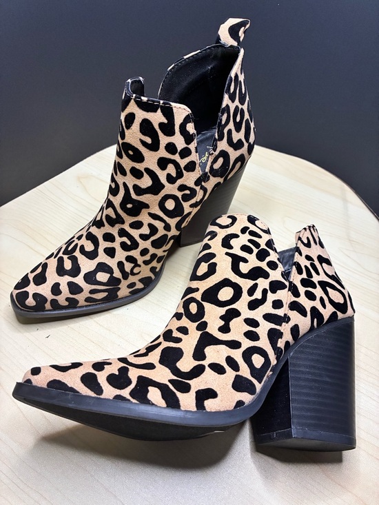 Qupid Shoes - Qupid Leopard Print Pointed Toe Block Heel Booties in Tan & Black
